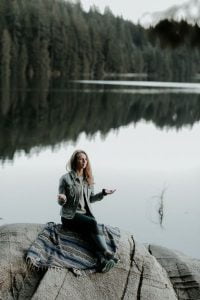 ¿Por qué es importante la gratitud? - Mujer meditando en un lago
