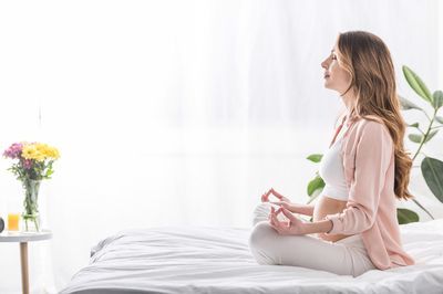 Embarazada meditación mindfulness