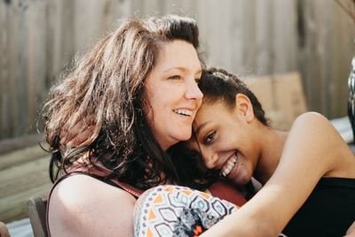 Madre e hija abrazadas