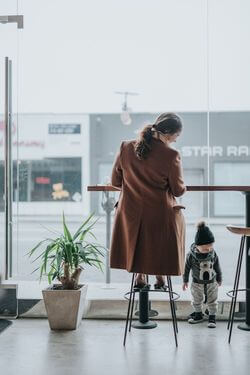 Madre trabajando con niño