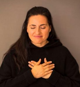 Yolanda agradeciendo