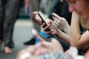 Grupo de gente mirando al movil inconscientes de su alrededor
