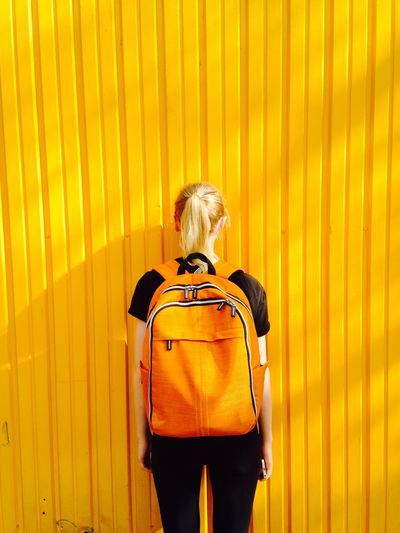 Mujer con mochila cargada