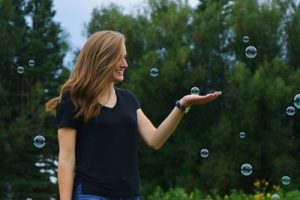 Mujer jugando con pompas