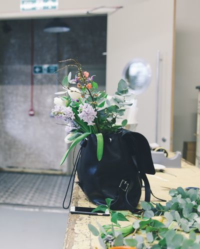 Mochila cargada de flores