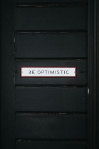 puerta con cartel