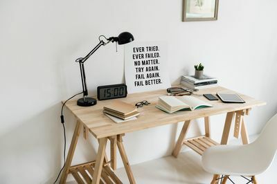 Mesa de estudio con cartel "fail better"