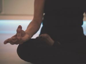 Mujer meditando