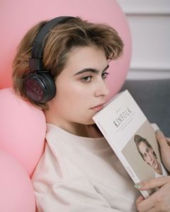 Mujer pensativa. Reflexión. Meditación