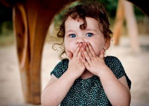 Niña sorprendida