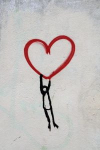 Graffiti hombre siguiendo a su corazón Confianza