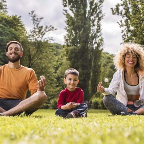 Familia meditando Padres con niño meditando mindfulness